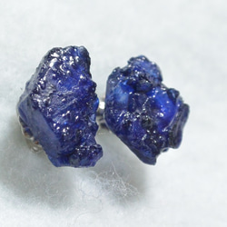（一點）藍色藍寶石粗糙耳釘 第2張的照片