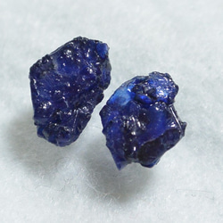（一點）藍色藍寶石粗糙耳釘 第3張的照片