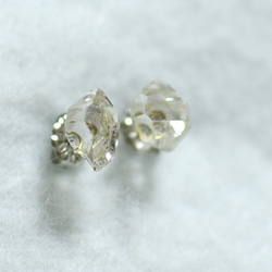 （1点もの）ハーキマーダイヤモンドのスタッドピアス・M（チタンポスト） 3枚目の画像