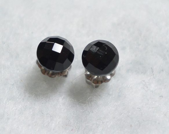 黑色on瑪瑙凸圓形切割耳釘（6毫米，鈦金屬柱） 第1張的照片