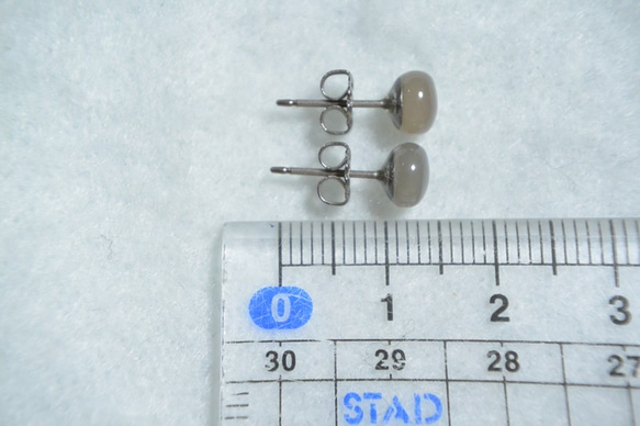 （1件）灰色月光石耳釘（6毫米鈦金屬柱） 第5張的照片