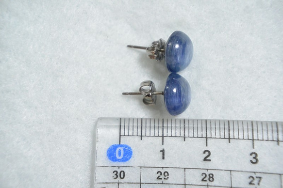 （１点もの）大粒カイヤナイトのスタッドピアス（10mm・チタンポスト） 5枚目の画像
