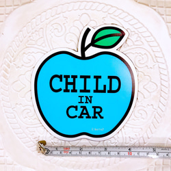 車用ステッカー　シールタイプ child in car 「リンゴ水色」チャイルドインカー 2枚目の画像