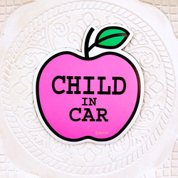 車用マグネット child in car 「リンゴももいろ」ベビーインカー 1枚目の画像