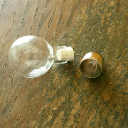 小さなガラス瓶　メタルキャップ・フラスコ型　4個セット 3枚目の画像