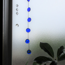 青いフュージングガラスのサンキャッチャー・６連・50センチ・ステンドグラス・ガーランドにも 2枚目の画像