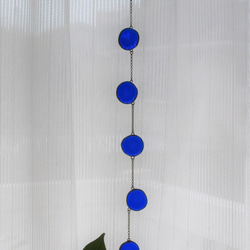 青いフュージングガラスのサンキャッチャー・６連・50センチ・ステンドグラス・ガーランドにも 3枚目の画像