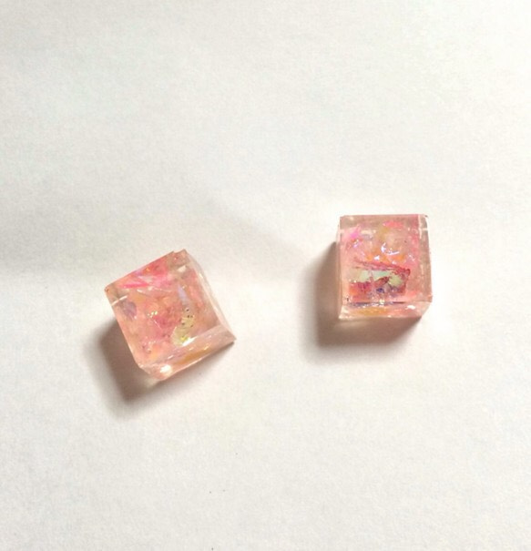桜色のキューブピアス 2枚目の画像