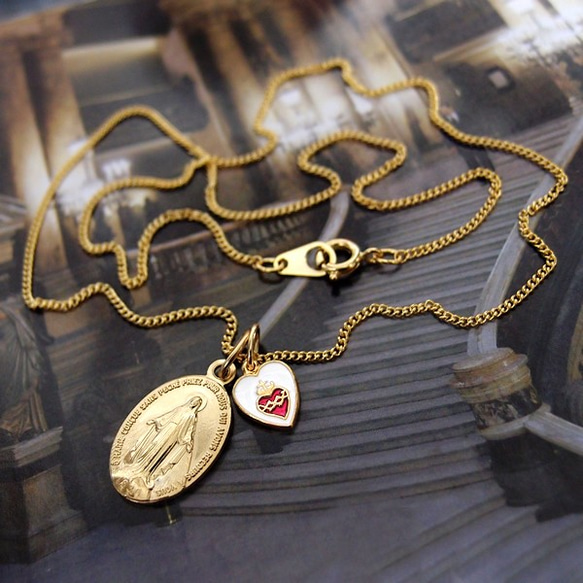 【新品】フランス製　金のチャーム 王冠 メダイ18金 2.８G 新品】フランス製 金のチャーム 王冠 メダイ18金 2.8Gの通販 by