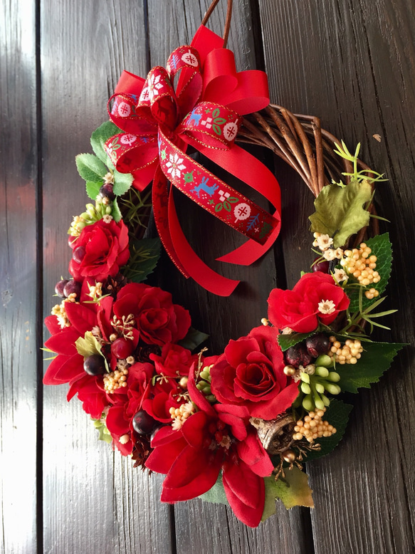 真っ赤なミニ薔薇とポインセチアのクリスマスリース 3枚目の画像