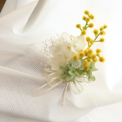 ミモザとプリザーブドフラワーのコサージュ 2枚目の画像