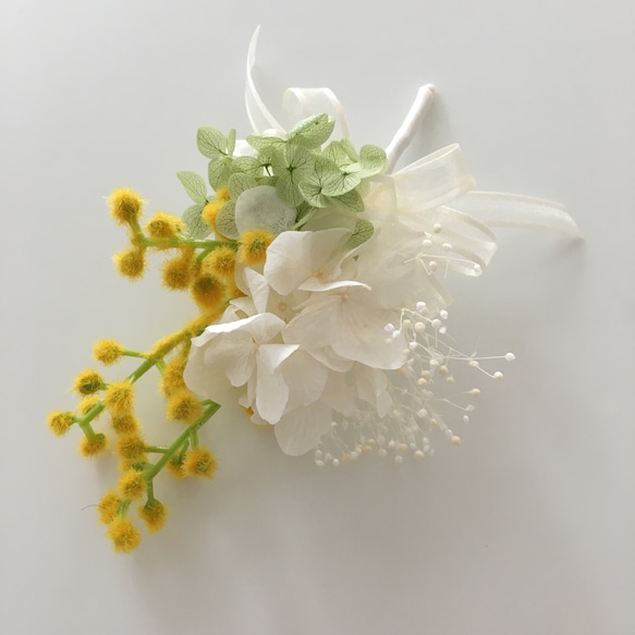 ミモザとプリザーブドフラワーのコサージュ 3枚目の画像
