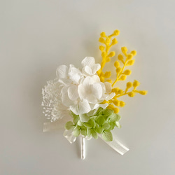 ミモザとプリザーブドフラワーのコサージュ 4枚目の画像