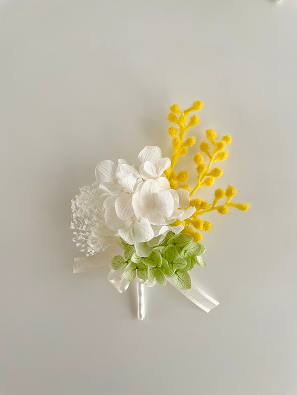 ミモザとプリザーブドフラワーのコサージュ 4枚目の画像