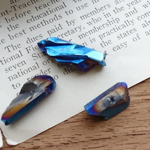 ポイントクォーツビーズ(メタリックブルー)6粒(バラ売り可能) 天然石