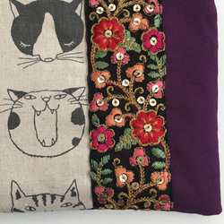 猫とインド刺繍リボンのフラットポーチ◇お花ブラック 3枚目の画像
