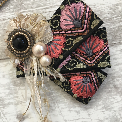 インド刺繍リボンのブローチ◇オリエンタルpink コサージュ toi
