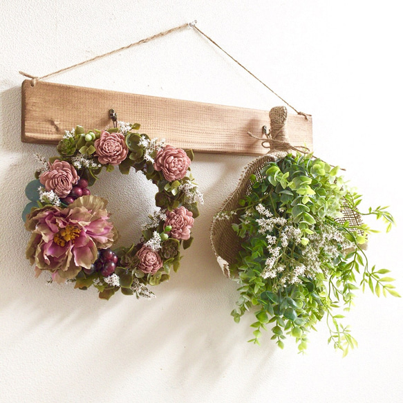 ピオニーとソラローズのリース、ユーカリとドライフラワータタリカの  