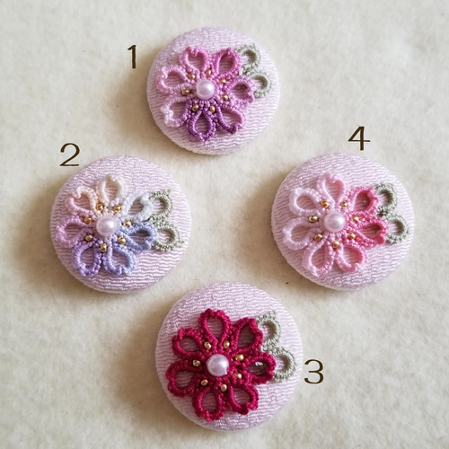 7枚花びらの桜くるみボタン ミニブローチ/帯留め(タティングレース
