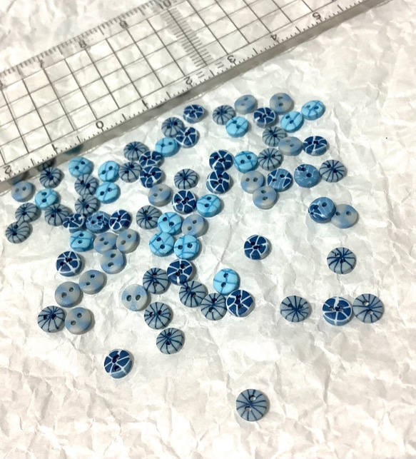 直径４mm＊濃青と水色（六角模様風）の丸ボタン 3枚目の画像