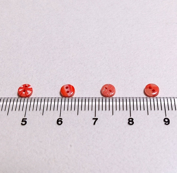 直径４mm＊サーモンピンクの小さなボタン（ランダム透明模様） 3枚目の画像