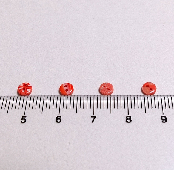 直径４mm＊サーモンピンクの小さなボタン（放射柄） 3枚目の画像