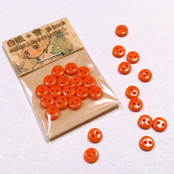 直径４mm＊オレンジ色の小さなボタン 1枚目の画像