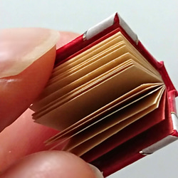指先サイズのハードカバー豆本　（赤） 2枚目の画像