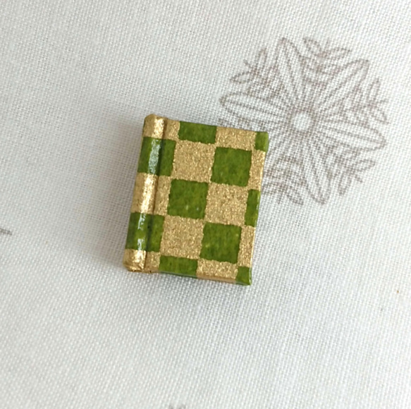 指先サイズのハードカバー豆本　（金と鶯色の格子模様） 1枚目の画像