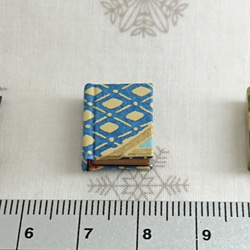 指先サイズのハードカバー豆本　（金と鶯色の格子模様） 3枚目の画像