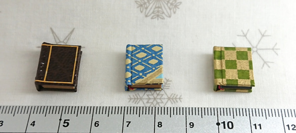 指先サイズのハードカバー豆本　（金と鶯色の格子模様） 3枚目の画像