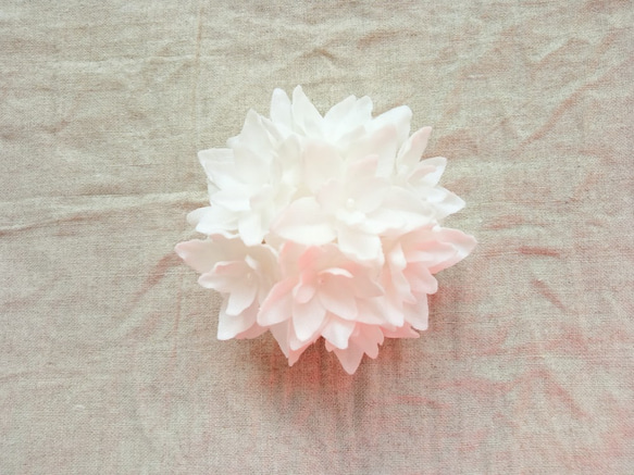 リネンのコサージュ＊紫陽花6.2cm（オフホワイト） 3枚目の画像