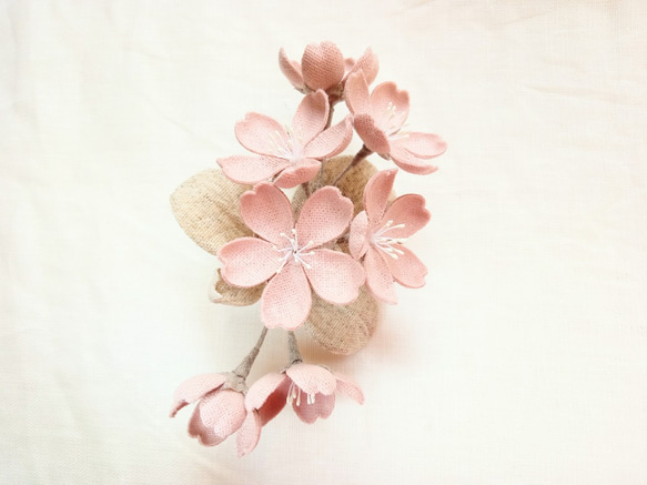 コットンリネンのコサージュ＊桜10.7cm（シェルピンク/ベージュ） 3枚目の画像