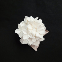 コットンリネンのミニコサージュ＊紫陽花5.0cm（オフホワイト/ライトグレージュ） 3枚目の画像