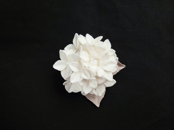 コットンリネンのミニコサージュ＊紫陽花5.0cm（オフホワイト/ライトグレージュ） 3枚目の画像