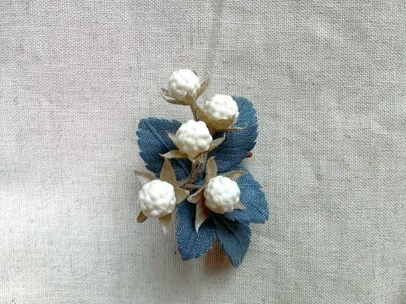 リネンのコサージュ＊木いちご（オフホワイト/くすみブルー） 3枚目の画像