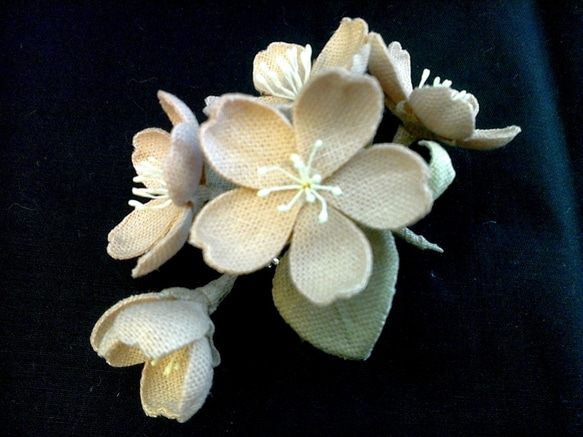 コットンリネンのコサージュ＊桜7.5cm（シェルピンク/グレージュ） 2枚目の画像