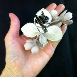 コットンリネンのコサージュ＊桜7.5cm（シェルピンク/グレージュ） 4枚目の画像