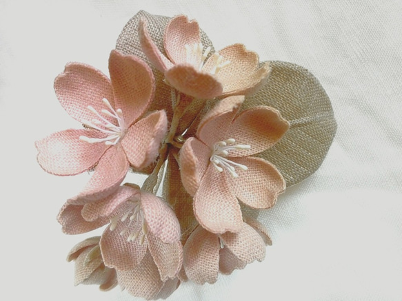 コットンリネンのコサージュ＊桜8.7cm（シェルピンク/グレージュ） 2枚目の画像