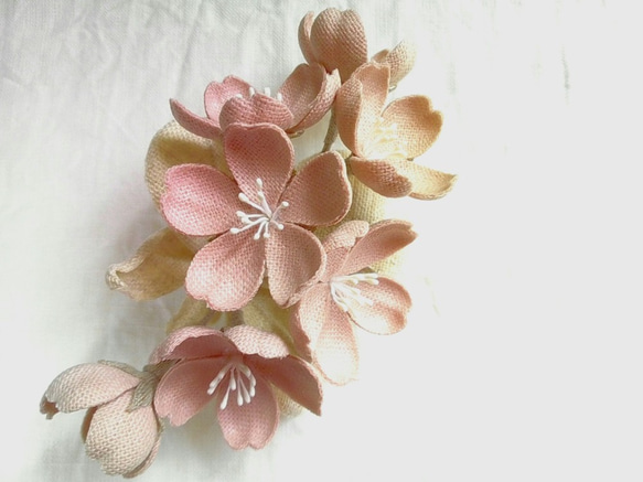 コットンリネンのコサージュ＊桜9.5cm（シェルピンク/生成り） 1枚目の画像