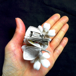 リネンのミニコサージュ＊桜6.6cm（オフホワイト/グレージュ） 4枚目の画像