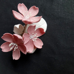 リネンのミニコサージュ＊桜6.5cm（くすみピンク/オフホワイト） 1枚目の画像