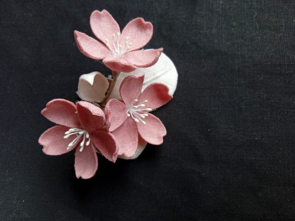 リネンのミニコサージュ＊桜6.5cm（くすみピンク/オフホワイト） 1枚目の画像