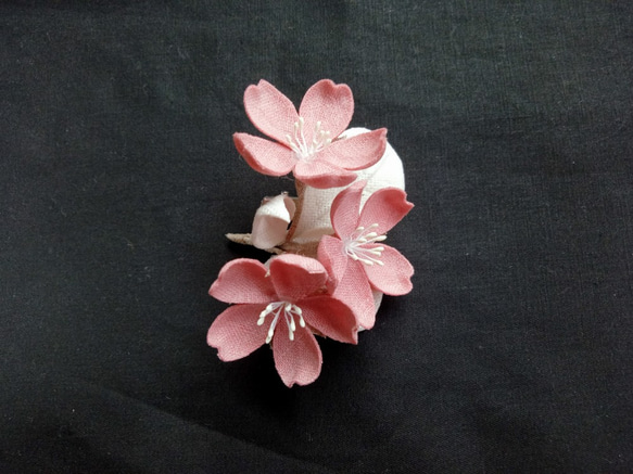 リネンのミニコサージュ＊桜6.5cm（くすみピンク/オフホワイト） 3枚目の画像