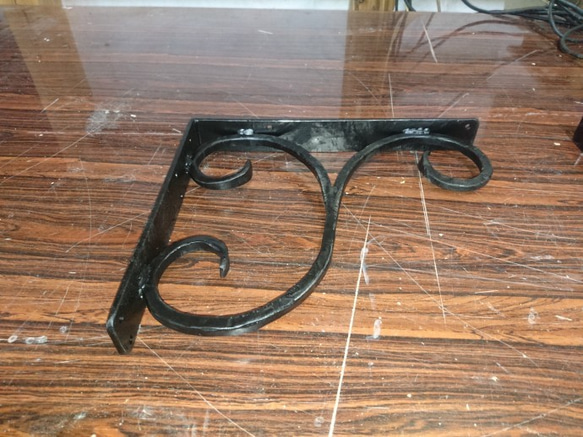 今流行の男前家具部品・アングル・ステー・テーブルの脚オーダーで作製します。 3枚目の画像