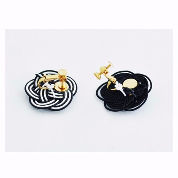 クローバーと花のピアス -Yellow×Navy-　■イヤリング可■ 3枚目の画像