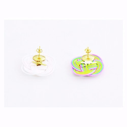 クローバーと花のピアス -Yellow×Navy-　■イヤリング可■ 4枚目の画像