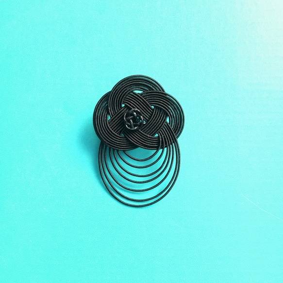 菜の花結びの片耳イヤリング -Black-　■ピアス可■ 2枚目の画像