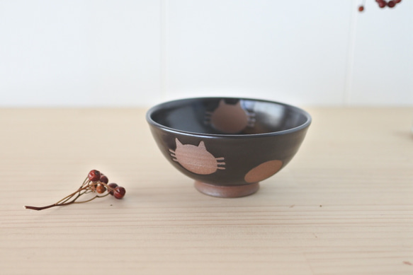 お茶碗小サイズ（黒）ねこ水玉【受注制作】 1枚目の画像
