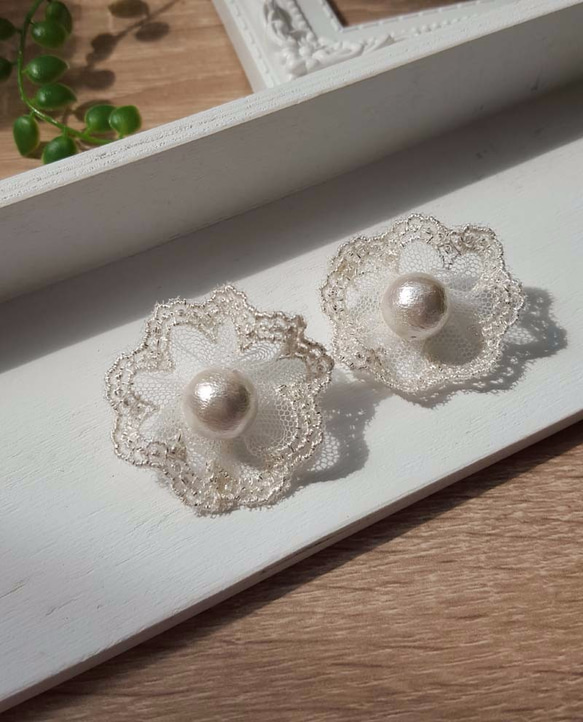 シルバーの刺繍レースとコットンパールのお花ピアス／ノンホールピアス・金属アレルギー対応／樹脂ピアス 2枚目の画像